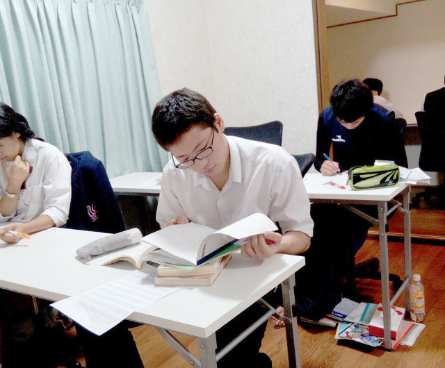 大和高田で塾に通うなら自習室で自主的な学びを育める【PRELE進学ゼミ】まで